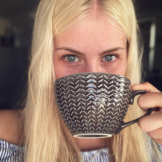 Elena trinkt italienischen Kaffee